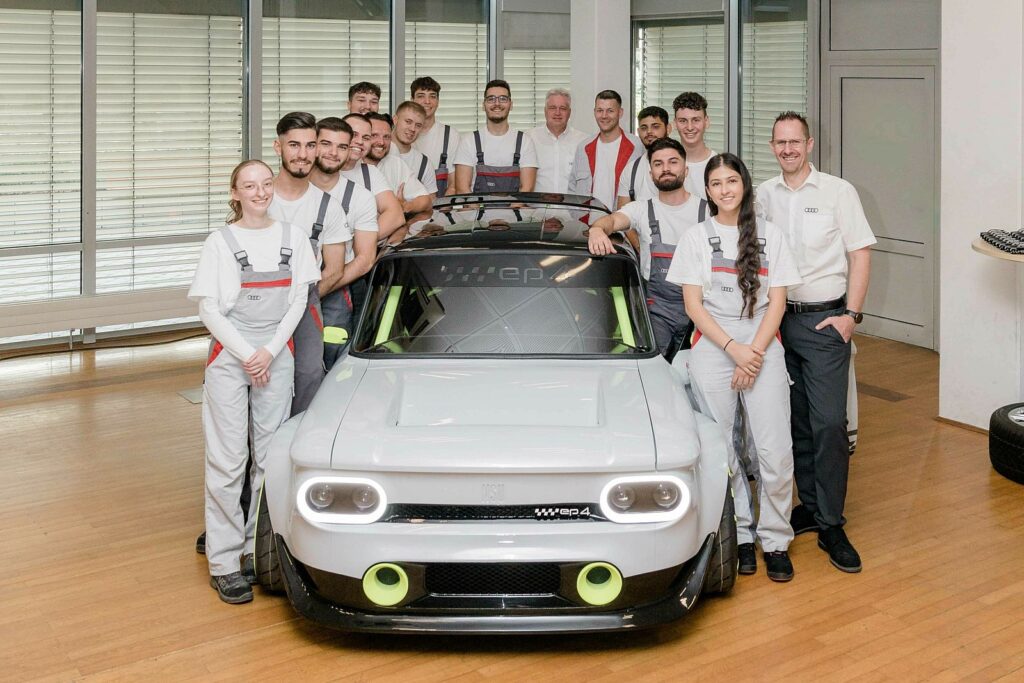 elektrische NSU Prinz 4 en de trainees van Audi