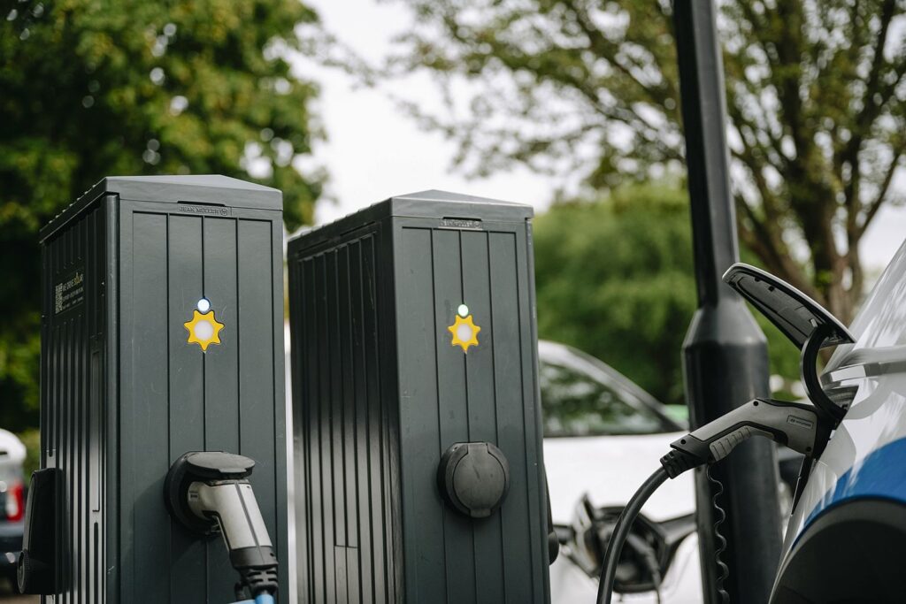 We Drive Solar en MyWheels gaan deelauto’s bi-directioneel (ont)laden