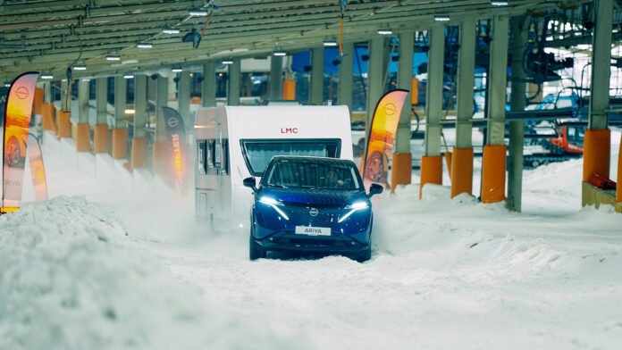 Nissan Ariya heeft geen moeite met caravan én skipiste